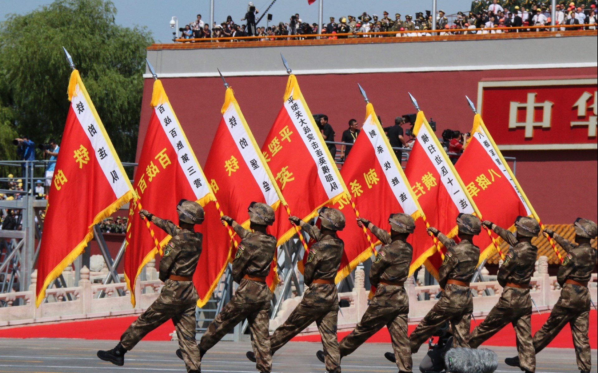 阴影下的巨人杀手，贝恩用沉默脚步踏平北岸花园的喧嚣